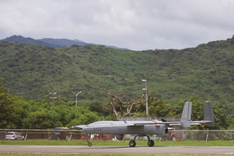 Tentara menembakkan howitzer 155mm selama latihan militer tahunan di daerah Pingtung, Taiwan selatan, Selasa (9/8/2022). (REUTERS/Ann Wang)