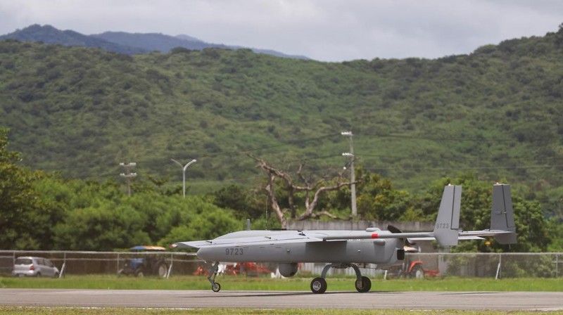 Tentara menembakkan howitzer 155mm selama latihan militer tahunan di daerah Pingtung, Taiwan selatan, Selasa (9/8/2022). (REUTERS/Ann Wang)