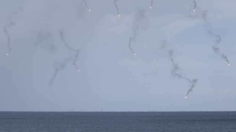 Tentara menembakkan howitzer 155mm selama latihan militer tahunan di daerah Pingtung, Taiwan selatan, Selasa (9/8/2022). (REUTERS/Ann Wang)