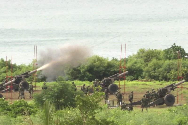 Latihan militer Taiwan menembakkan howitzer 155mm Tentara menembakkan howitzer 155mm selama latihan militer tahunan di daerah Pingtung, Taiwan selatan, Selasa (9/8/2022). (REUTERS/Ann Wang)
