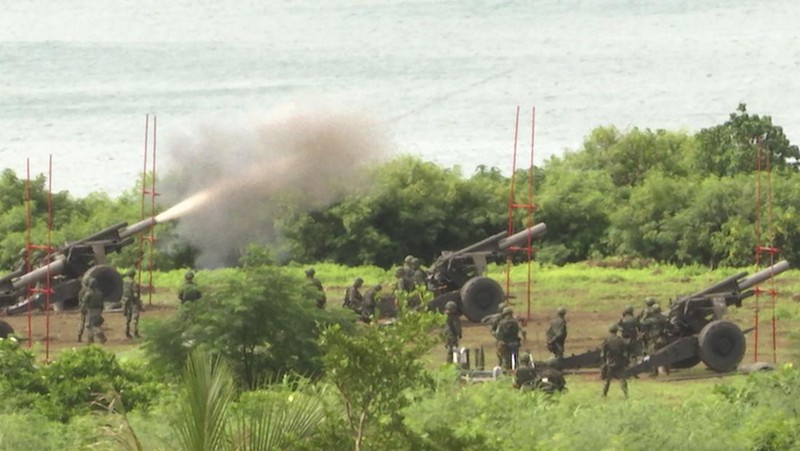 Tentara menembakkan howitzer 155mm selama latihan militer tahunan di daerah Pingtung, Taiwan selatan, Selasa (9/8/2022). (REUTERS/Ann Wang)