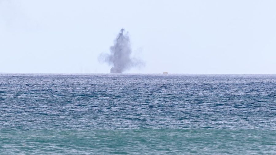 Tentara menembakkan howitzer 155mm selama latihan militer tahunan di daerah Pingtung, Taiwan selatan, Selasa (9/8/2022). (REUTERS/Ann Wang)