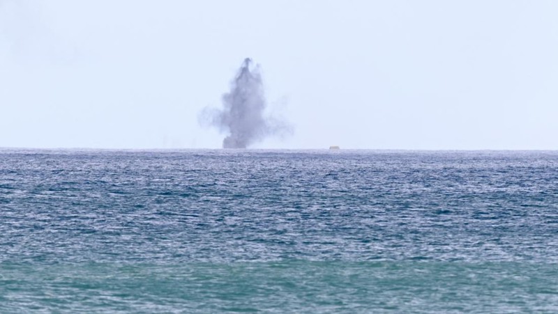 Tentara menembakkan howitzer 155mm selama latihan militer tahunan di daerah Pingtung, Taiwan selatan, Selasa (9/8/2022). (REUTERS/Ann Wang)