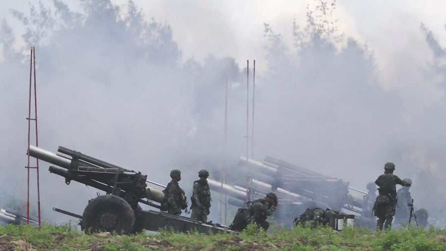 Tentara menembakkan howitzer 155mm selama latihan militer tahunan di daerah Pingtung, Taiwan selatan, Selasa (9/8/2022). (REUTERS/Ann Wang)