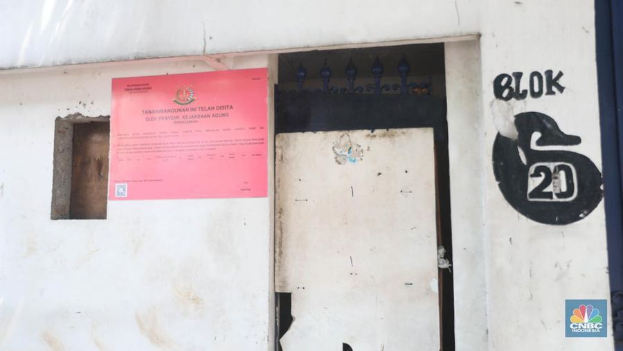 Tanda penyitaan aset oleh Kejaksaan Agung milik aset Surya Darmadi terpampang di Kawasan Simprug Garden Blok G20, Jakarta Selata, Selasa (9/8/2022).  Kejaksaan Agung telah menyita sebanyak 23 aset milik PT Duta Palma Group terkait tersangka kasus korupsi Rp 78 triliun, Surya Darmadi.  (վ/ Muhammad Sabki)