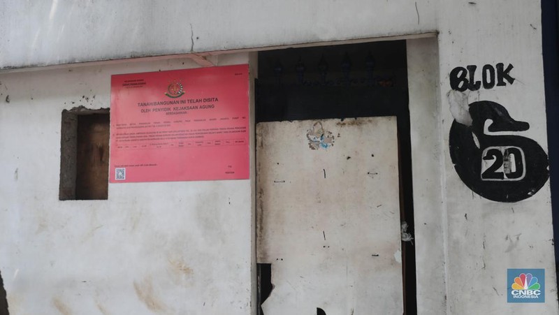 Pekerja melintas di depan papan bertuliskan sitaan aset Surya Darmadi di Gedung Palma One, Jakarta, Selasa (9/8/2022). Kejaksaan Agung telah menyita sebanyak 23 aset milik PT Duta Palma Group terkait tersangka kasus korupsi Rp 78 triliun, Surya Darmadi. (CNBC Indonesia/ Muhammad Sabki)