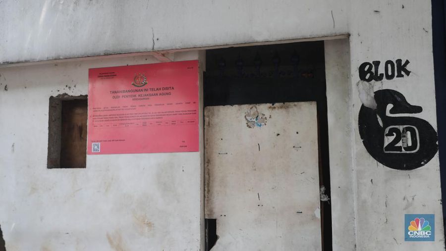 Tanda penyitaan aset oleh Kejaksaan Agung milik aset Surya Darmadi terpampang di Kawasan Simprug Garden Blok G20, Jakarta Selata, Selasa (9/8/2022).  Kejaksaan Agung telah menyita sebanyak 23 aset milik PT Duta Palma Group terkait tersangka kasus korupsi Rp 78 triliun, Surya Darmadi.  (CNBC Indonesia/ Muhammad Sabki)
