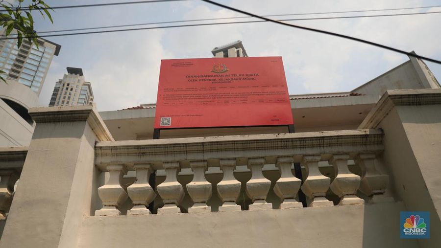 Tanda penyitaan aset oleh Kejaksaan Agung milik aset Surya Darmadi terpampang di Kawasan Simprug Garden Blok G20, Jakarta Selata, Selasa (9/8/2022). Kejaksaan Agung telah menyita sebanyak 23 aset milik PT Duta Palma Group terkait tersangka kasus korupsi Rp 78 triliun, Surya Darmadi. (CNBC Indonesia/ Muhammad Sabki)