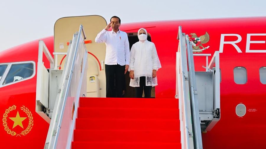 Presiden Joko Widodo dan Ibu Iriana Joko Widodo bertolak menuju Provinsi Kalimantan Barat untuk melakukan kunjungan kerja pada Selasa, 9 Agustus 2022. Dengan menggunakan Pesawat Kepresidenan Indonesia-1, Presiden dan rombongan lepas landas dari Bandara Halim Perdanakusuma, Jakarta, sekitar pukul 07.00 WIB. (Biro Pers Sekretariat Presiden)