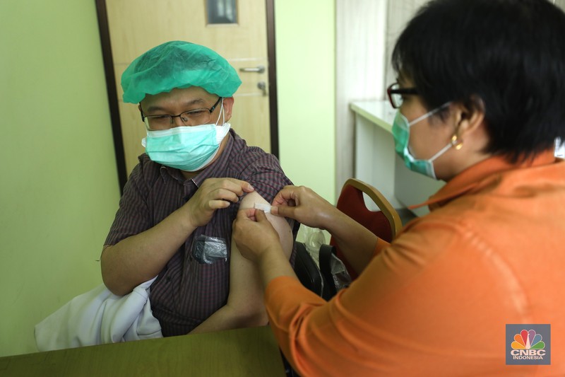 Tenaga Kesehatan Mendapatkan Booster ke 2 Tenaga kesehatan mengikuti Vaksinasi COVID-19 booster kedua di Rumah Sehat Umum Daerah (RSUD) Cengkareng, Jakarta, Selasa (9/8/2022). (CNBC Indonesia/ Tri Susilo)