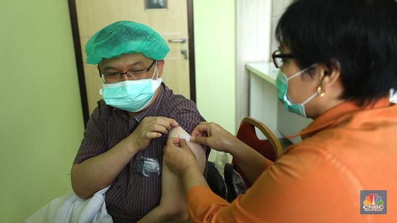 Tenaga kesehatan mengikuti Vaksinasi COVID-19 booster kedua di Rumah Sehat Umum Daerah (RSUD) Cengkareng, Jakarta, Selasa (9/8/2022). (CNBC Indonesia/ Tri Susilo)