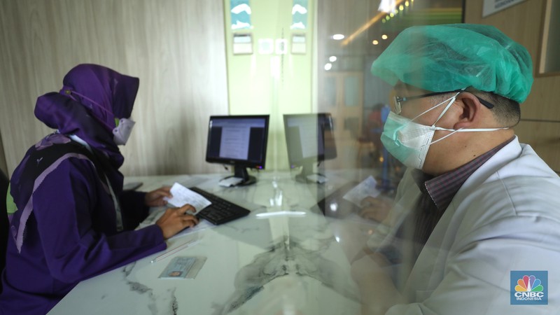 Tenaga kesehatan mengikuti Vaksinasi COVID-19 booster kedua di Rumah Sehat Umum Daerah (RSUD) Cengkareng, Jakarta, Selasa (9/8/2022). (CNBC Indonesia/ Tri Susilo)