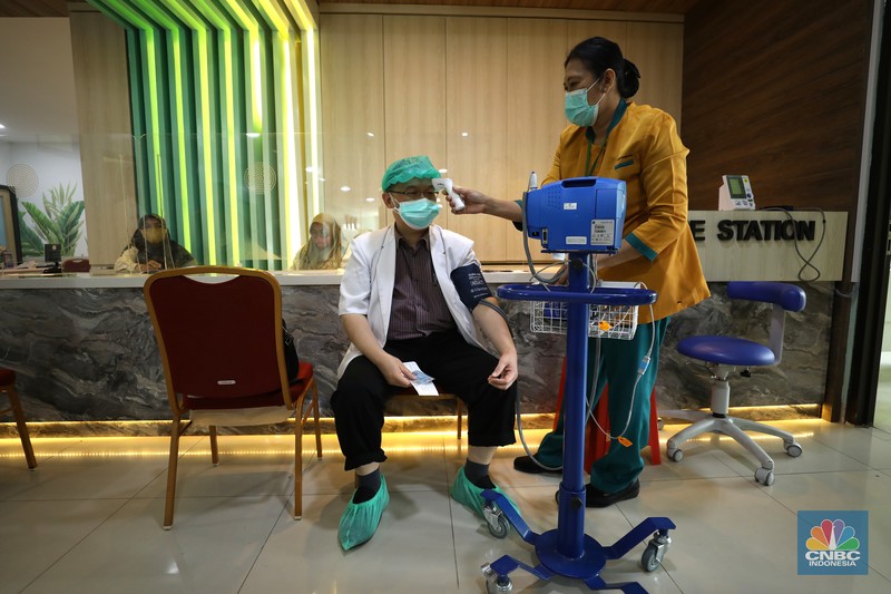 Tenaga kesehatan mengikuti Vaksinasi COVID-19 booster kedua di Rumah Sehat Umum Daerah (RSUD) Cengkareng, Jakarta, Selasa (9/8/2022). (CNBC Indonesia/ Tri Susilo)