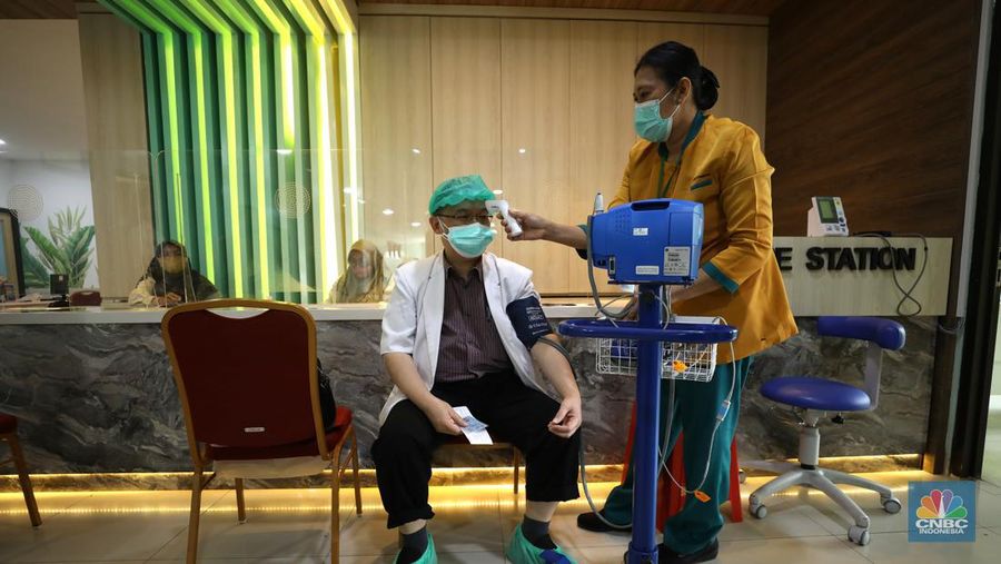Tenaga kesehatan mengikuti Vaksinasi COVID-19 booster kedua di Rumah Sehat Umum Daerah (RSUD) Cengkareng, Jakarta, Selasa (9/8/2022). (CNBC Indonesia/ Tri Susilo)