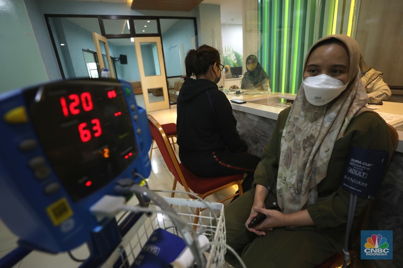 Tenaga Kesehatan Mendapatkan Booster ke 2 Tenaga kesehatan mengikuti Vaksinasi COVID-19 booster kedua di Rumah Sehat Umum Daerah (RSUD) Cengkareng, Jakarta, Selasa (9/8/2022). (CNBC Indonesia/ Tri Susilo)