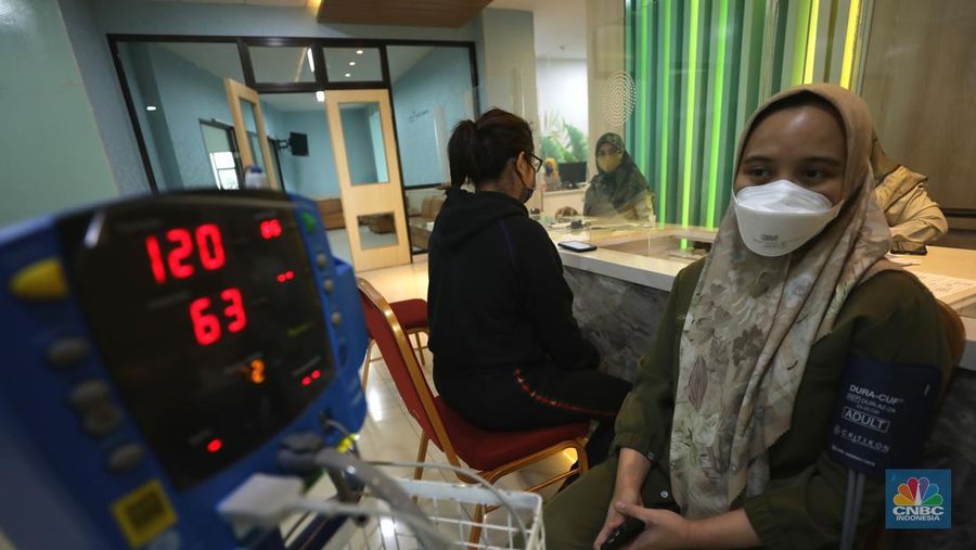 Tenaga kesehatan mengikuti Vaksinasi COVID-19 booster kedua di Rumah Sehat Umum Daerah (RSUD) Cengkareng, Jakarta, Selasa (9/8/2022). (CNBC Indonesia/ Tri Susilo)