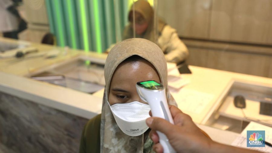Tenaga kesehatan mengikuti Vaksinasi COVID-19 booster kedua di Rumah Sehat Umum Daerah (RSUD) Cengkareng, Jakarta, Selasa (9/8/2022). (CNBC Indonesia/ Tri Susilo)