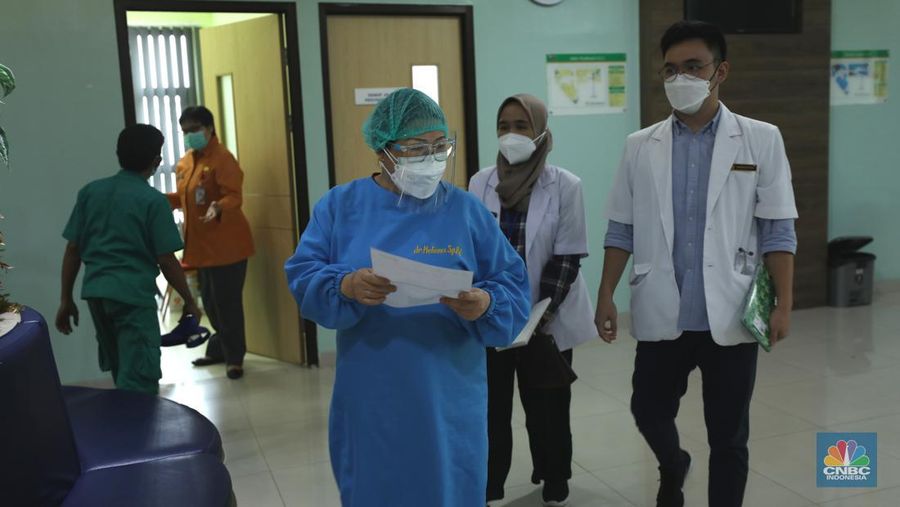 Tenaga kesehatan mengikuti Vaksinasi COVID-19 booster kedua di Rumah Sehat Umum Daerah (RSUD) Cengkareng, Jakarta, Selasa (9/8/2022). (CNBC Indonesia/ Tri Susilo)