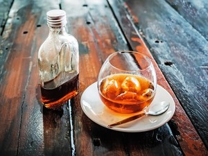 Viral Minum Kopi Campur Arak Disebut Bikin Asamnya Netral, Dokter Ungkap Ini