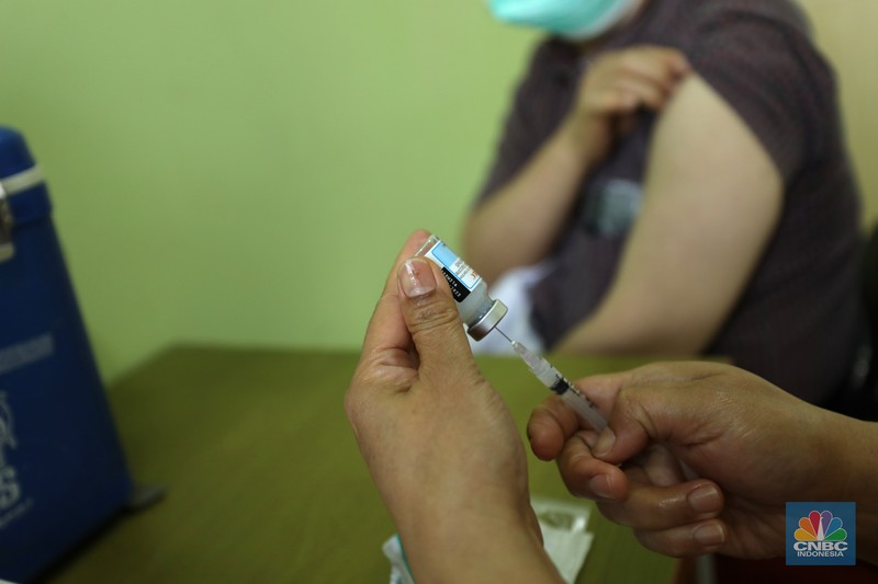 Tenaga kesehatan mengikuti Vaksinasi COVID-19 booster kedua di Rumah Sehat Umum Daerah (RSUD) Cengkareng, Jakarta, Selasa (9/8/2022). (CNBC Indonesia/ Tri Susilo)