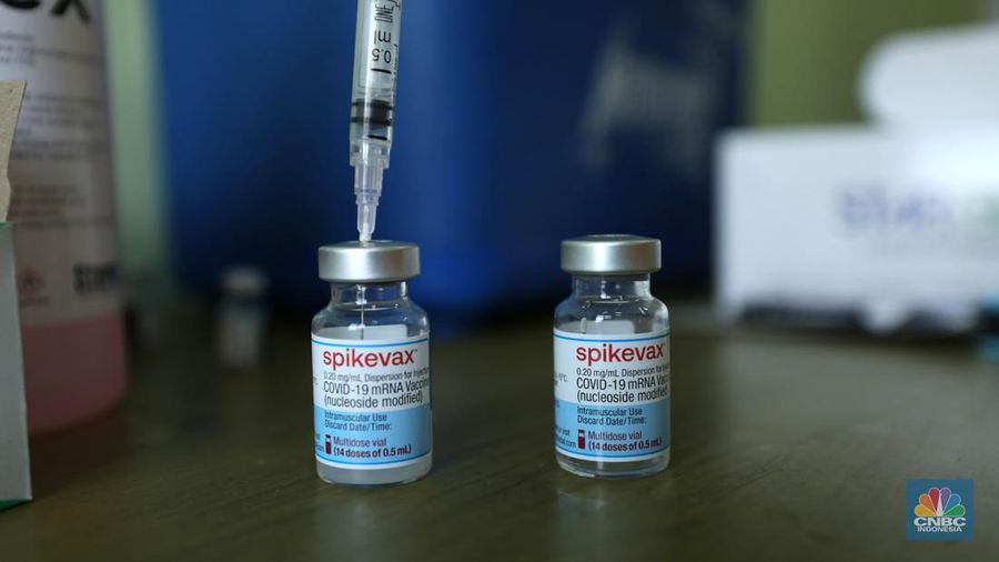 Tenaga kesehatan mengikuti Vaksinasi COVID-19 booster kedua di Rumah Sehat Umum Daerah (RSUD) Cengkareng, Jakarta, Selasa (9/8/2022). (CNBC Indonesia/ Tri Susilo)