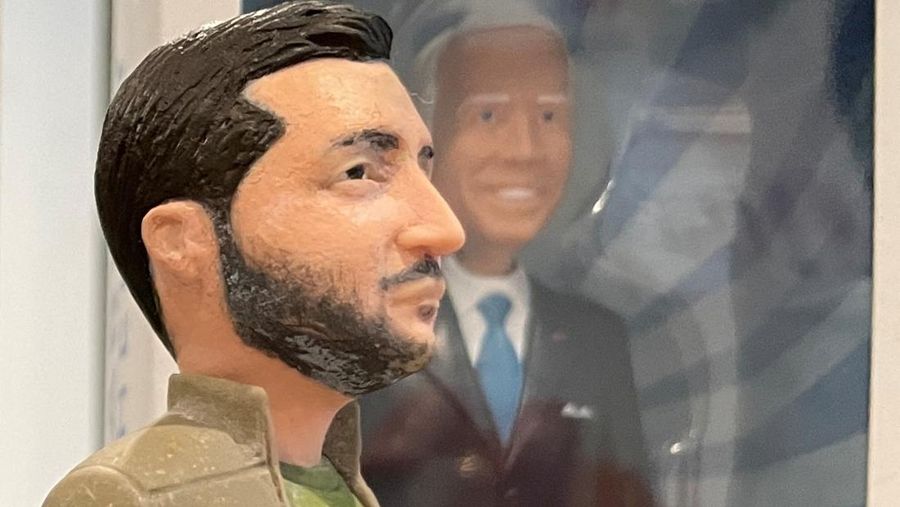 Prototipe action figure Zelenskiy di Brooklyn, NY, Selasa (9.8.2022). (REUTERS/Roselle Chen)