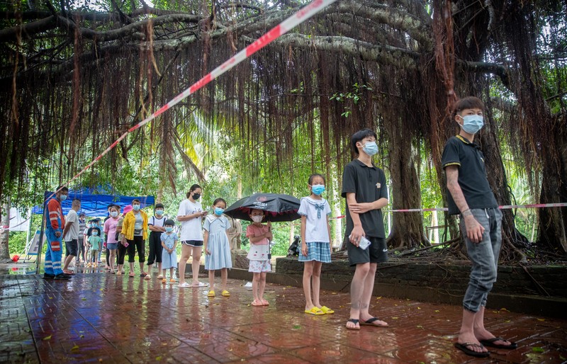 Global Duty-Free (GDF) Plaza ditutup sementara setelah penerapan penguncian untuk mengekang wabah penyakit coronavirus (COVID-19) di Haikou, Provinsi Hainan, China, Rabu (10/8/2022). (Photo by Luo Yunfei/China News Service via Getty Images)