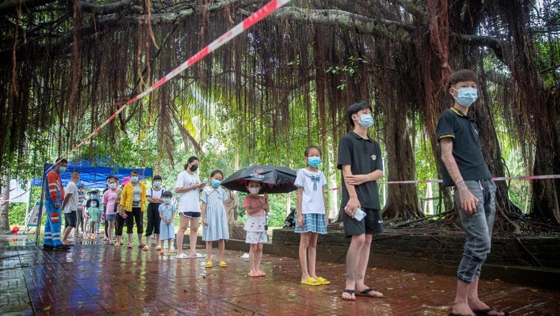 Global Duty-Free (GDF) Plaza ditutup sementara setelah penerapan penguncian untuk mengekang wabah penyakit coronavirus (COVID-19) di Haikou, Provinsi Hainan, China, Rabu (10/8/2022). (Photo by Luo Yunfei/China News Service via Getty Images)
