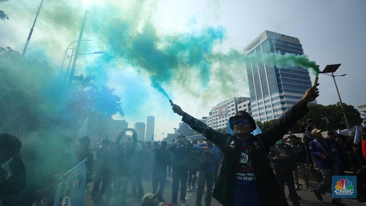 Demo Buruh di DPR Tolak Undang-Undang Cipta Kerja Sejumlah massa buruh melakukan aski di depan gedung DPR/MPR, Jakarta, Rabu (10/8/022). Dalam aksinya mereka mengibarkan bendera serta membentangkan atribut seperti poster dan spanduk bertulisan tuntutan pencabutan Undang-Undang Cipta Kerja. (CNBC Indonesia/ Tri Susilo)