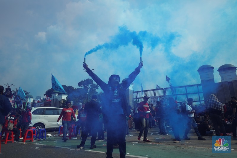 Demo Buruh di DPR Tolak Undang-Undang Cipta Kerja Sejumlah massa buruh melakukan aski di depan gedung DPR/MPR, Jakarta, Rabu (10/8/022). Dalam aksinya mereka mengibarkan bendera serta membentangkan atribut seperti poster dan spanduk bertulisan tuntutan pencabutan Undang-Undang Cipta Kerja. (CNBC Indonesia/ Tri Susilo)