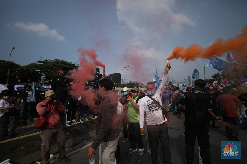 Demo Buruh di DPR Tolak Undang-Undang Cipta Kerja Sejumlah massa buruh melakukan aski di depan gedung DPR/MPR, Jakarta, Rabu (10/8/022). Dalam aksinya mereka mengibarkan bendera serta membentangkan atribut seperti poster dan spanduk bertulisan tuntutan pencabutan Undang-Undang Cipta Kerja. (CNBC Indonesia/ Tri Susilo)
