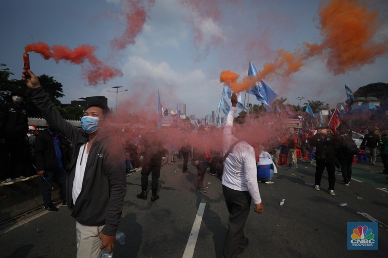 Demo Buruh di DPR Tolak Undang-Undang Cipta Kerja Sejumlah massa buruh melakukan aski di depan gedung DPR/MPR, Jakarta, Rabu (10/8/022). Dalam aksinya mereka mengibarkan bendera serta membentangkan atribut seperti poster dan spanduk bertulisan tuntutan pencabutan Undang-Undang Cipta Kerja. (CNBC Indonesia/ Tri Susilo)