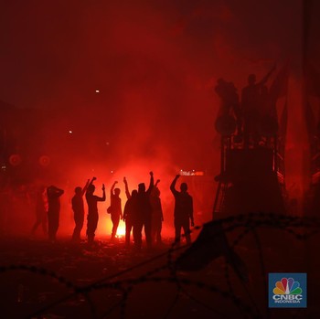 Suasana Memerah, Massa Buruh Bubar dari Kawasan DPR