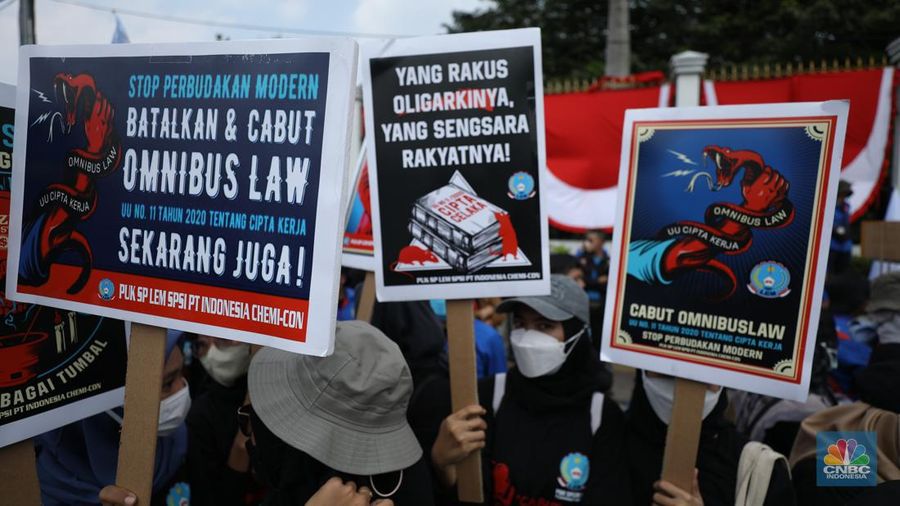 Sejumlah massa buruh melakukan aski di depan gedung DPR/MPR, Jakarta, Rabu (10/8/022). Dalam aksinya mereka mengibarkan bendera serta membentangkan atribut seperti poster dan spanduk bertulisan tuntutan pencabutan Undang-Undang Cipta Kerja. (CNBC Indonesia/ Tr5i Susilo)