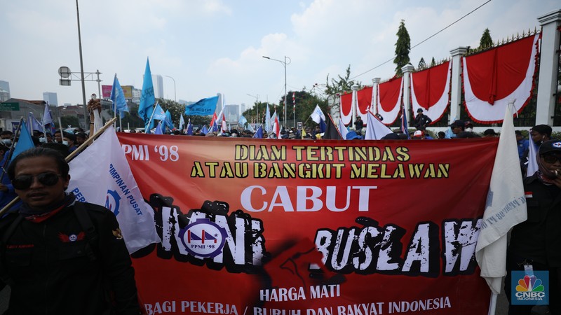 Demo Buruh di DPR Tolak Undang-Undang Cipta Kerja Sejumlah massa buruh melakukan aski di depan gedung DPR/MPR, Jakarta, Rabu (10/8/022). Dalam aksinya mereka mengibarkan bendera serta membentangkan atribut seperti poster dan spanduk bertulisan tuntutan pencabutan Undang-Undang Cipta Kerja. (CNBC Indonesia/ Tr5i Susilo)