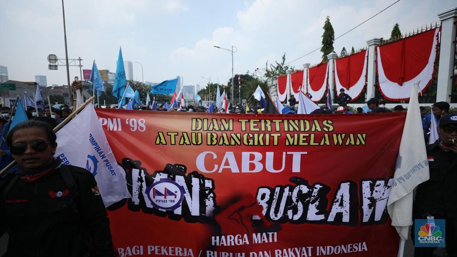 Sejumlah massa buruh melakukan aski di depan gedung DPR/MPR, Jakarta, Rabu (10/8/022). Dalam aksinya mereka mengibarkan bendera serta membentangkan atribut seperti poster dan spanduk bertulisan tuntutan pencabutan Undang-Undang Cipta Kerja. (²©²ÊÍøÕ¾/ Tr5i Susilo)
