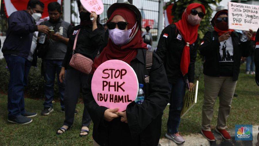 Sejumlah massa buruh melakukan aski di depan gedung DPR/MPR, Jakarta, Rabu (10/8/022). Dalam aksinya mereka mengibarkan bendera serta membentangkan atribut seperti poster dan spanduk bertulisan tuntutan pencabutan Undang-Undang Cipta Kerja. (CNBC Indonesia/ Tr5i Susilo)
