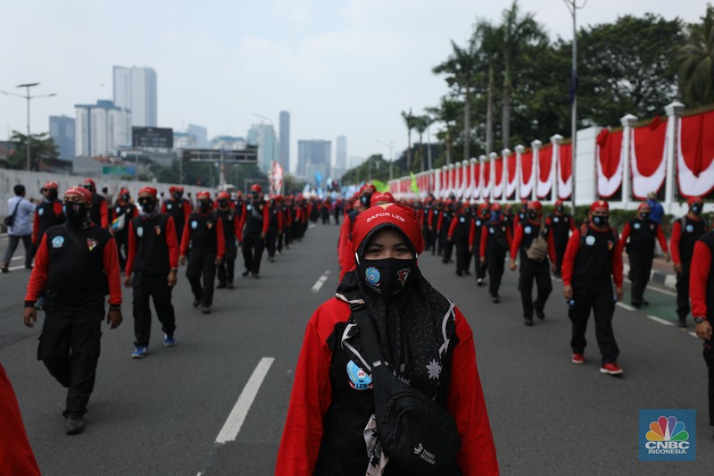 Sejumlah massa buruh melakukan aski di depan gedung DPR/MPR, Jakarta, Rabu (10/8/022). Dalam aksinya mereka mengibarkan bendera serta membentangkan atribut seperti poster dan spanduk bertulisan tuntutan pencabutan Undang-Undang Cipta Kerja. (CNBC Indonesia/ Tr5i Susilo)