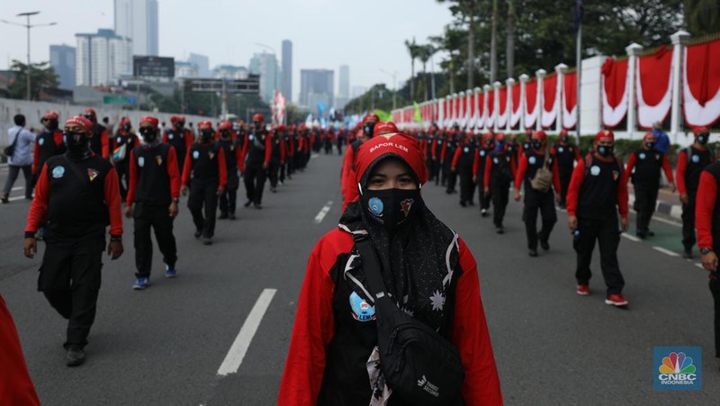 Sejumlah massa buruh melakukan aski di depan gedung DPR/MPR, Jakarta, Rabu (10/8/022). Dalam aksinya mereka mengibarkan bendera serta membentangkan atribut seperti poster dan spanduk bertulisan tuntutan pencabutan Undang-Undang Cipta Kerja. (CNBC Indonesia/ Tr5i Susilo)