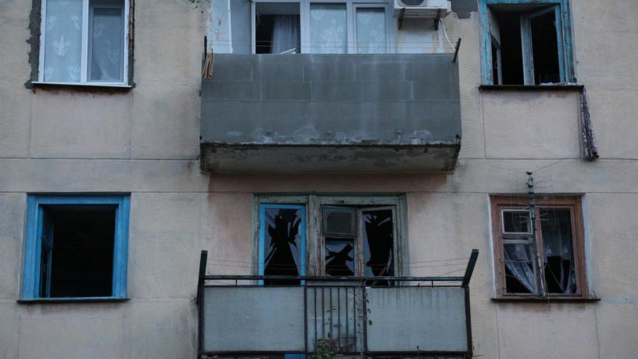 Asap mengepul setelah ledakan terdengar dari arah pangkalan udara militer Rusia di dekat Novofedorivka, Crimea, Selasa (9/8/2022). (Pool via Reuters)