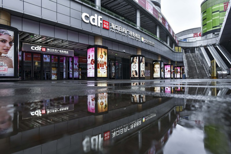 Lockdown di Haikou, Provinsi Hainan, China, Global Duty-Free (GDF) Plaza ditutup sementara setelah penerapan penguncian untuk mengekang wabah penyakit coronavirus (COVID-19) di Haikou, Provinsi Hainan, China, Rabu (10/8/2022). (Photo by Luo Yunfei/China News Service via Getty Images)