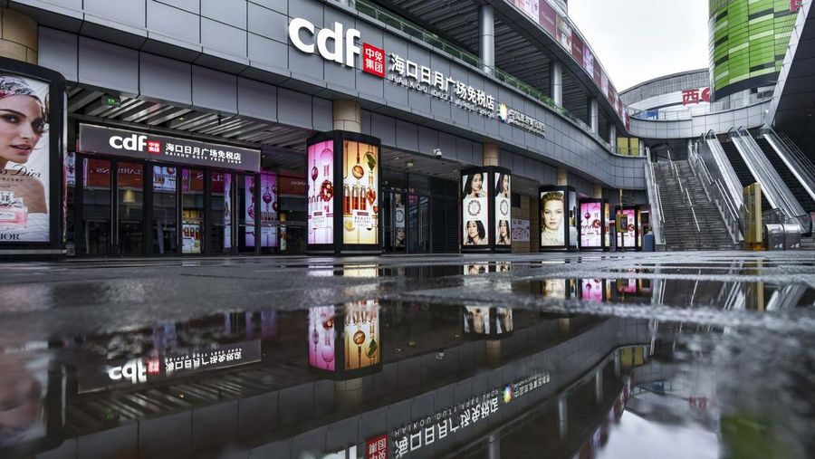Global Duty-Free (GDF) Plaza ditutup sementara setelah penerapan penguncian untuk mengekang wabah penyakit coronavirus (COVID-19) di Haikou, Provinsi Hainan, China, Rabu (10/8/2022). (Photo by Luo Yunfei/China News Service via Getty Images)