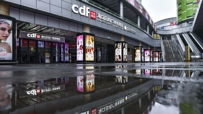 Global Duty-Free (GDF) Plaza ditutup sementara setelah penerapan penguncian untuk mengekang wabah penyakit coronavirus (COVID-19) di Haikou, Provinsi Hainan, China, Rabu (10/8/2022). (Photo by Luo Yunfei/China News Service via Getty Images)