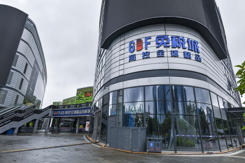 Global Duty-Free (GDF) Plaza ditutup sementara setelah penerapan penguncian untuk mengekang wabah penyakit coronavirus (COVID-19) di Haikou, Provinsi Hainan, China, Rabu (10/8/2022). (Photo by Luo Yunfei/China News Service via Getty Images)