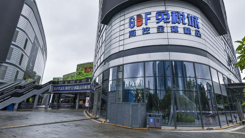 Global Duty-Free (GDF) Plaza ditutup sementara setelah penerapan penguncian untuk mengekang wabah penyakit coronavirus (COVID-19) di Haikou, Provinsi Hainan, China, Rabu (10/8/2022). (Photo by Luo Yunfei/China News Service via Getty Images)