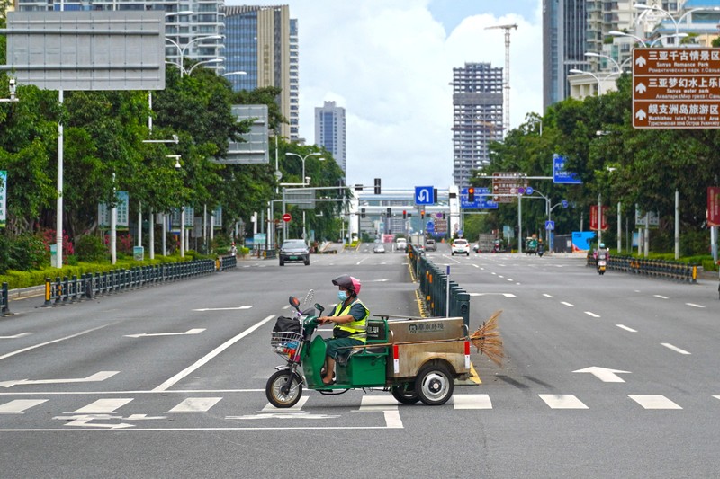 Global Duty-Free (GDF) Plaza ditutup sementara setelah penerapan penguncian untuk mengekang wabah penyakit coronavirus (COVID-19) di Haikou, Provinsi Hainan, China, Rabu (10/8/2022). (Photo by Luo Yunfei/China News Service via Getty Images)
