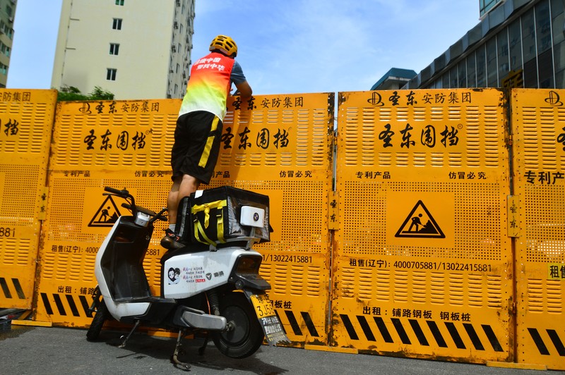 Lockdown di Haikou, Provinsi Hainan, China, Global Duty-Free (GDF) Plaza ditutup sementara setelah penerapan penguncian untuk mengekang wabah penyakit coronavirus (COVID-19) di Haikou, Provinsi Hainan, China, Rabu (10/8/2022). (Photo by Luo Yunfei/China News Service via Getty Images)