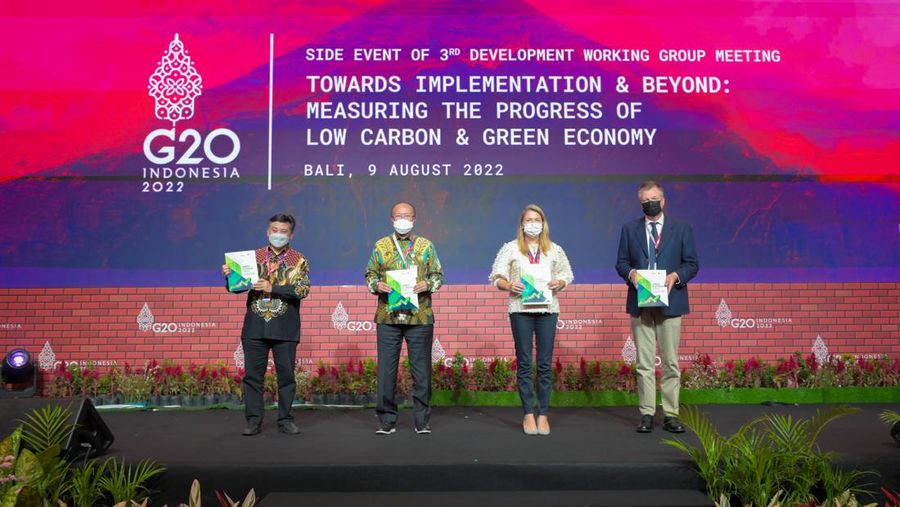 (ki-ka) Medrilzam, Arifin Rudiyanto (Perencana Ahli Utama Kementerian PPN_Bappenas), Amanda McLoughlin, Gerd Fleischer (Lead Advisor Climate and Principal Advisor Climate and Biodiversity Hub Indonesia - GIZ) Saat Peluncurkan Indeks Ekonomi Hijau atau Green Economy Index (GEI). (Dok. Kementerian PPN/Bappenas)
