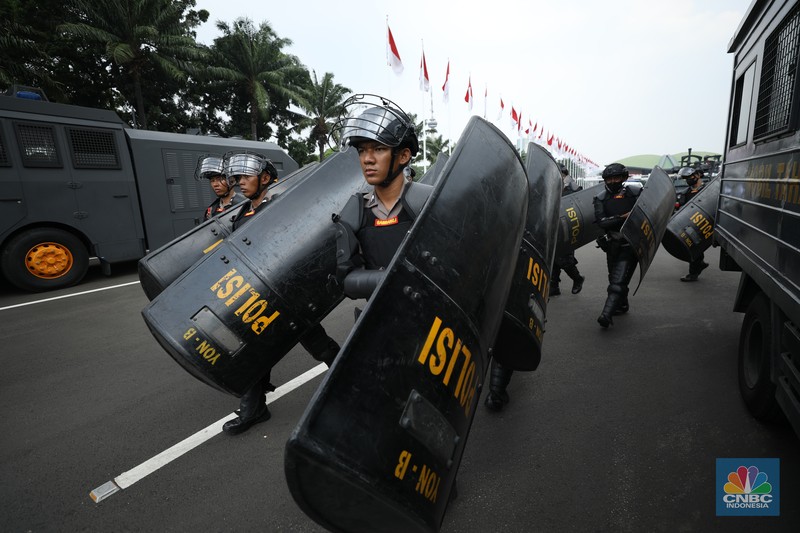 Sejumlah massa buruh melakukan aski di depan gedung DPR/MPR, Jakarta, Rabu (10/8/022). Dalam aksinya mereka mengibarkan bendera serta membentangkan atribut seperti poster dan spanduk bertulisan tuntutan pencabutan Undang-Undang Cipta Kerja. (CNBC Indonesia/ Tr5i Susilo)