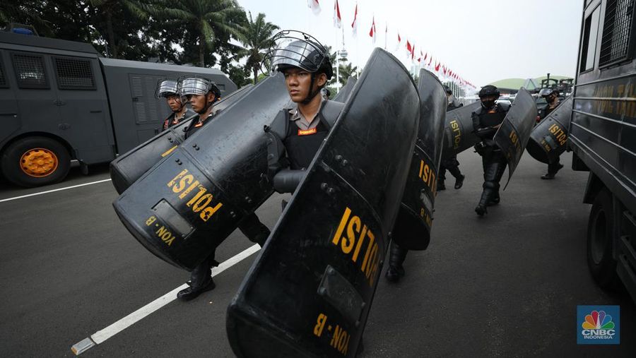 Sejumlah massa buruh melakukan aski di depan gedung DPR/MPR, Jakarta, Rabu (10/8/022). Dalam aksinya mereka mengibarkan bendera serta membentangkan atribut seperti poster dan spanduk bertulisan tuntutan pencabutan Undang-Undang Cipta Kerja. (CNBC Indonesia/ Tr5i Susilo)